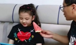爸爸闺女吃瓜