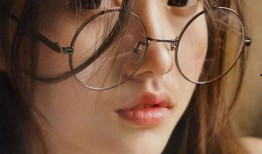 眼镜女孩宿舍吃瓜,一场宿舍吃瓜大狂欢