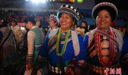 傈僳族小伙吃瓜,傈僳族小伙的夏日吃瓜日记