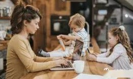 被同事强制吃瓜,职场中的尴尬与反思