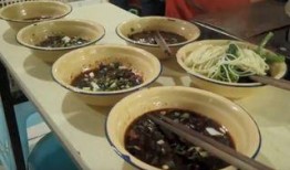 全家端板凳吃瓜,共享夏日吃瓜时光