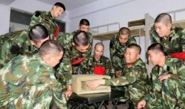 新兵着急吃瓜,急切吃瓜背后的军营生活点滴